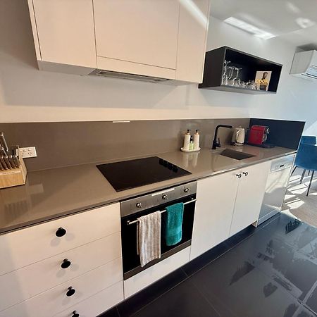 Midnight Luxe: Chic Braddon Apartment with Pool and Sauna Canberra Exterior photo