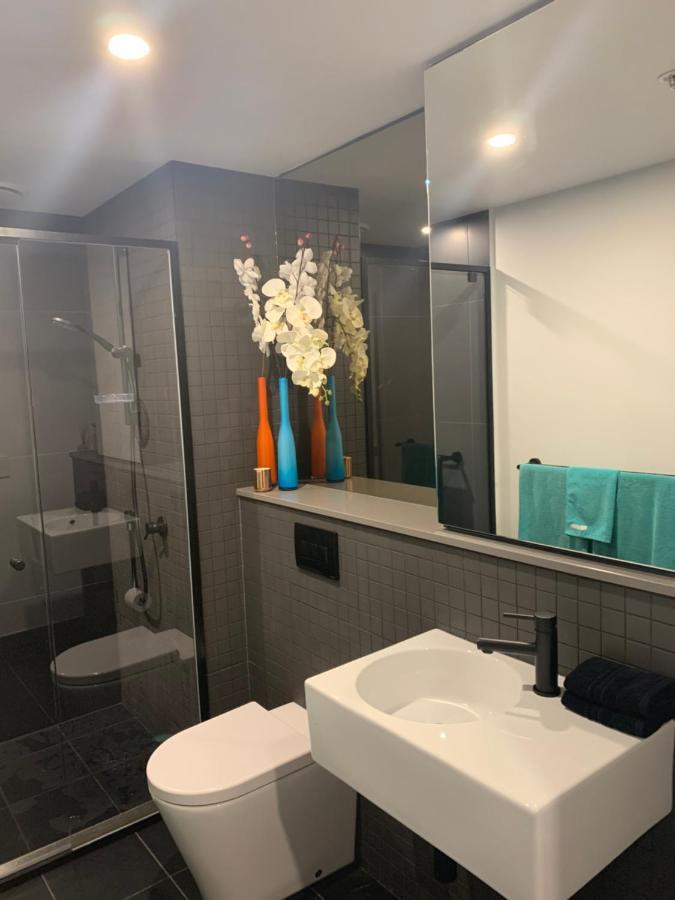 Midnight Luxe: Chic Braddon Apartment with Pool and Sauna Canberra Exterior photo