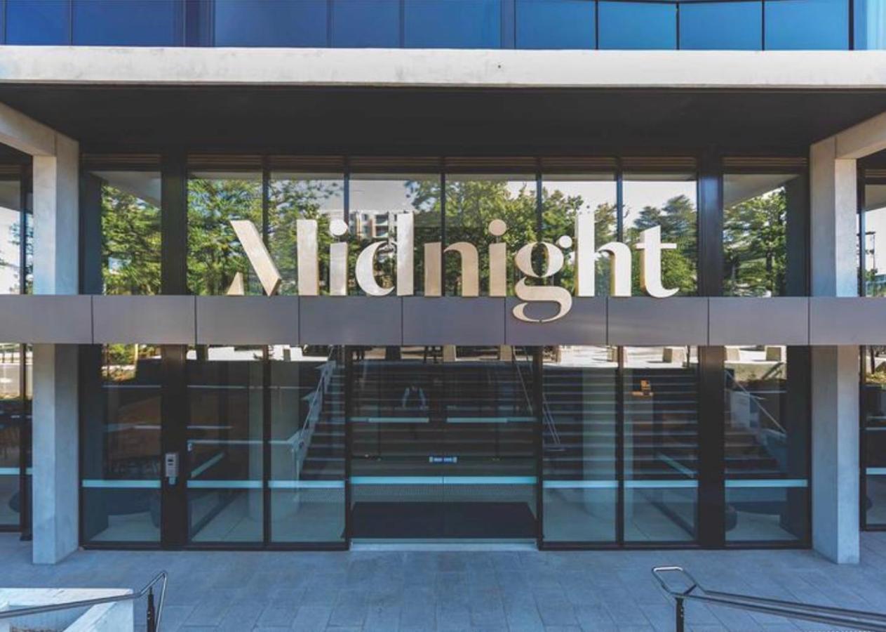 Midnight Luxe: Chic Braddon Apartment with Pool and Sauna Canberra Exterior photo