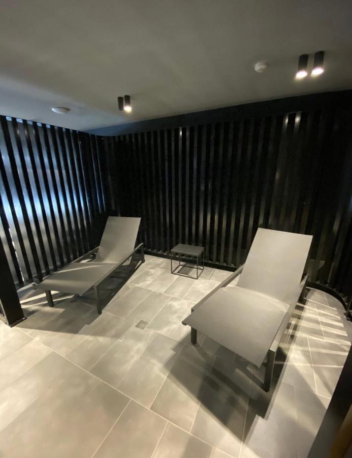 Midnight Luxe: Chic Braddon Apartment with Pool and Sauna Canberra Exterior photo