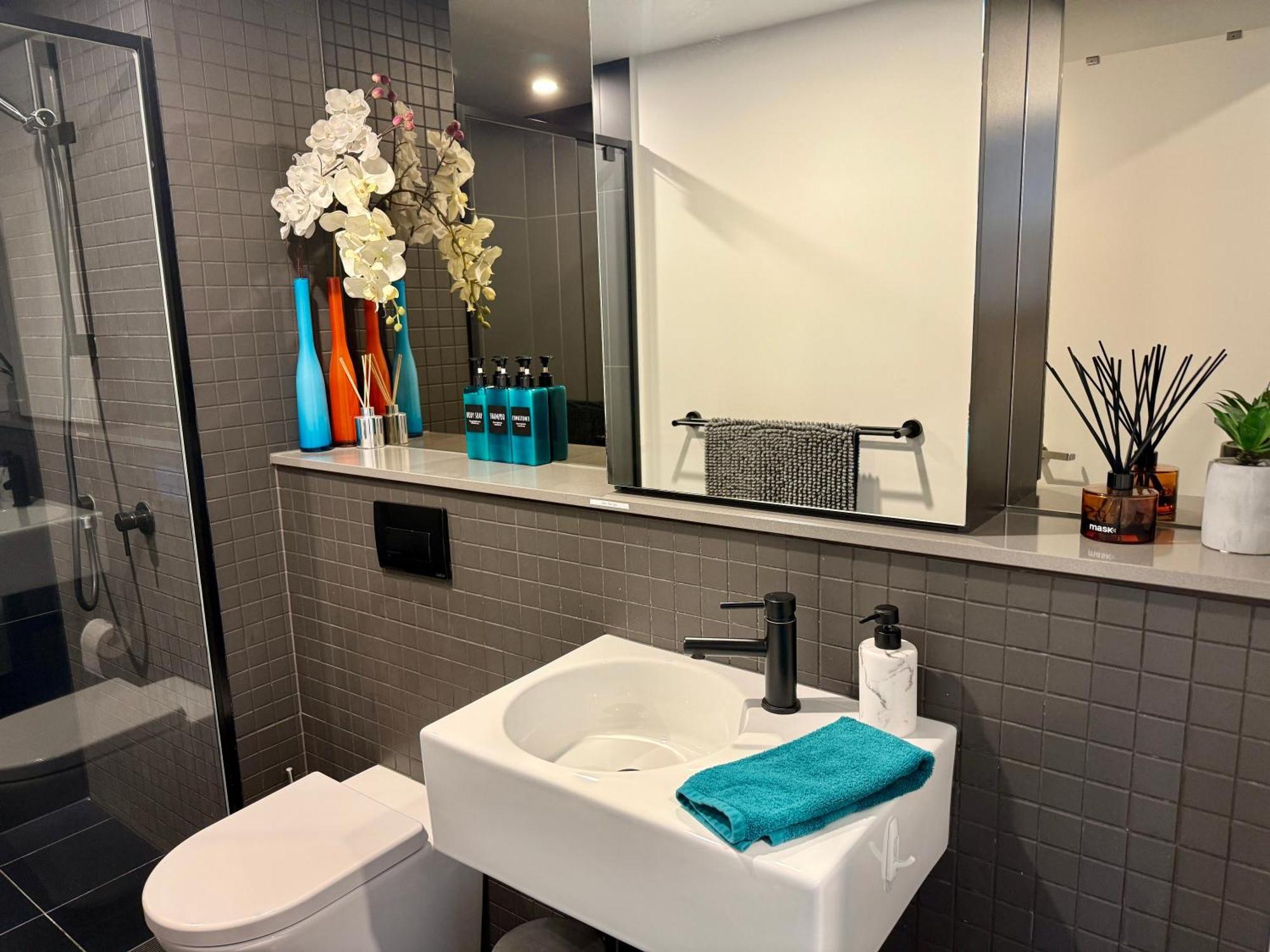 Midnight Luxe: Chic Braddon Apartment with Pool and Sauna Canberra Exterior photo