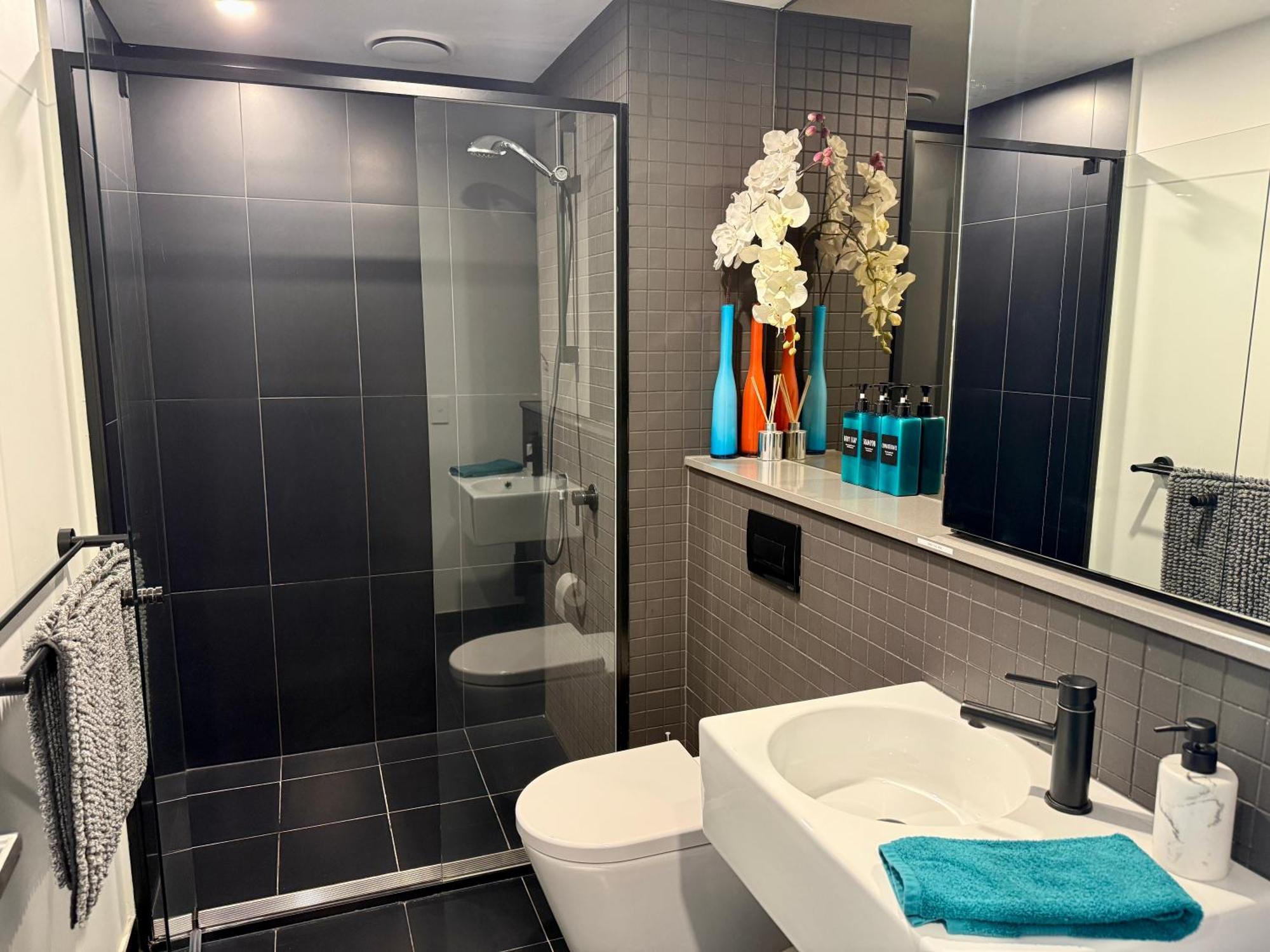 Midnight Luxe: Chic Braddon Apartment with Pool and Sauna Canberra Exterior photo