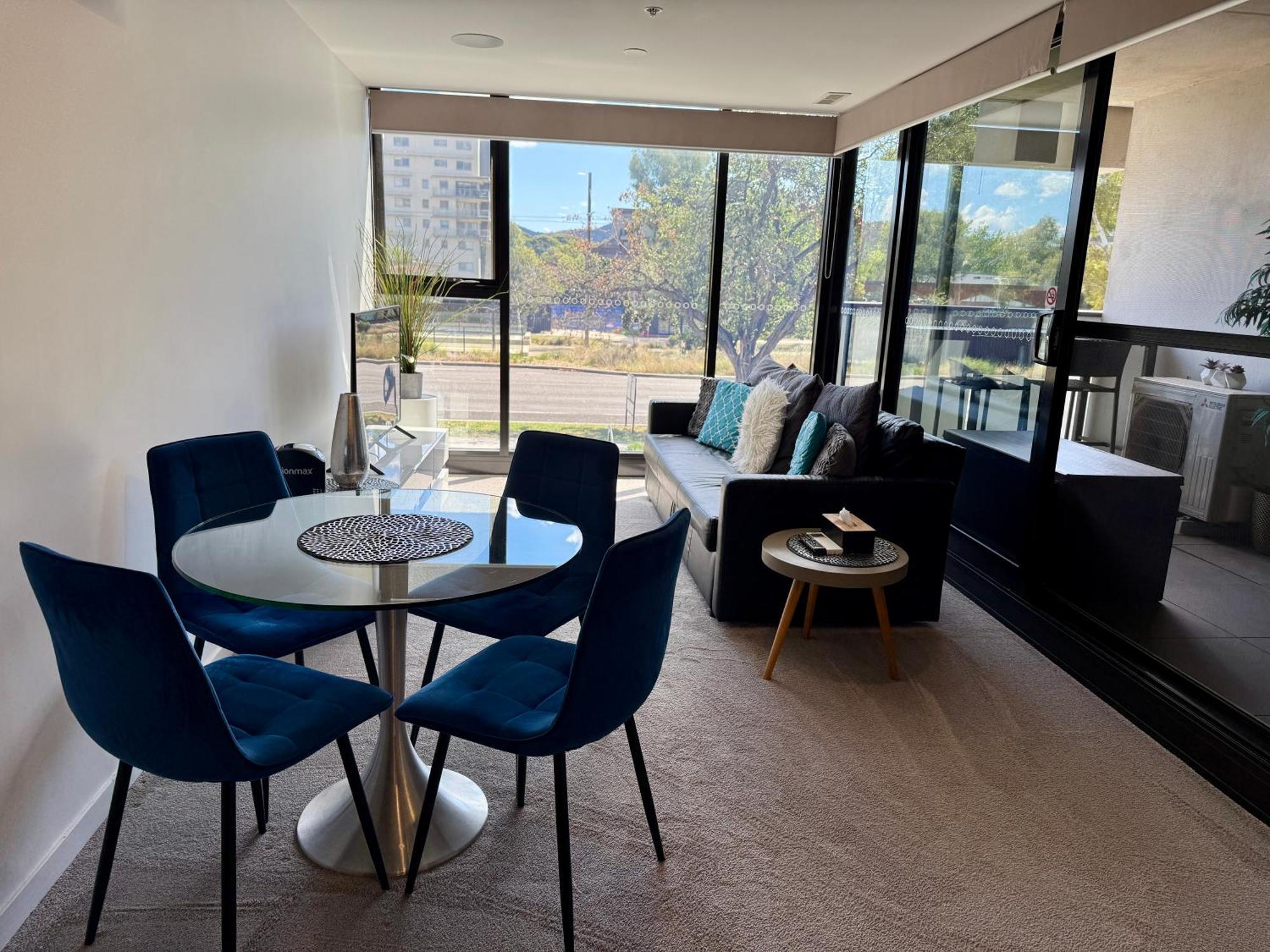 Midnight Luxe: Chic Braddon Apartment with Pool and Sauna Canberra Exterior photo